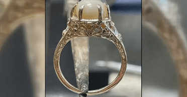 Пара знайшла рідкісну перлину під час обіду і перетворила її на обручку (фото)