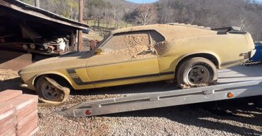 Культовый Ford Mustang 60-х за $100 000 простоял почти полвека в сарае (видео)
