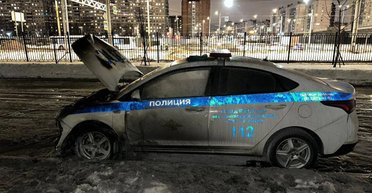 Поліцейські авто у вогні та фейерверки у банках: росЗМІ пишуть про масові підпали в РФ (відео)