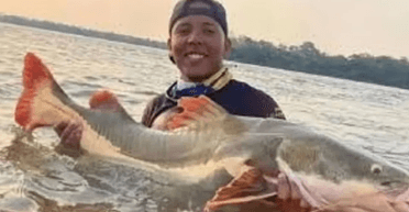 Скинула з човна: молодий рибалка потонув, спіймавши на гачок гігантську рибу (фото)