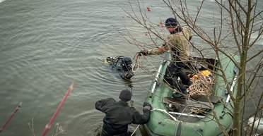 Искали двое суток: на Тернопольщине из пруда вытащили тела пропавших детей (фото)