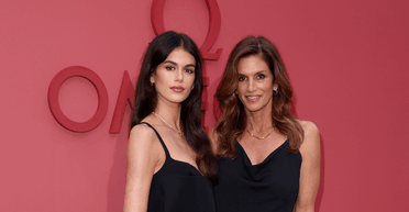 Супермодель Сінді Кроуфорд вийшла у світ з донькою Кайєю (фото)