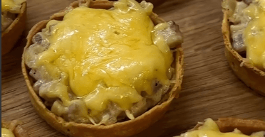 Тарталетки з печерицями та сиром у духовці: простий рецепт гарячої закуски