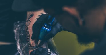 Татуировки неожиданно связали с риском развития рака: названы три шага, чтобы защититься