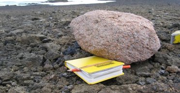 На вершинах гір в Антарктиді знайдено загадкові рожеві камені: їхню таємницю нарешті розгадано