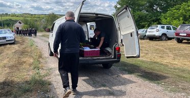 "Точно к Инне прилетело": спасатель из Харьковщины похоронил жену, которую сам достал из-под завалов (фото)