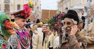 "Пьяная церковь" в городе "черных овец". Фестиваль Маланки в Черновцах и покатушки на лыжах в Мигово