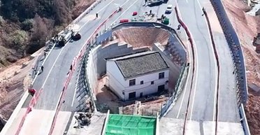 В Китае мужчина не захотел покинуть свой дом: теперь он живет посреди магистрали (фото)