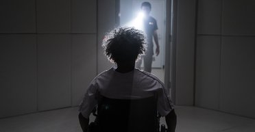 Хрупкая конструкция. Стоит ли смотреть фильм "Стекло"