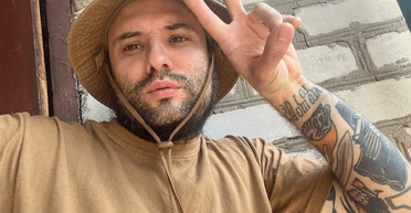 Актер "Лиги смеха" Виктор Розовый сделал первые шаги после тяжелого ранения (видео)