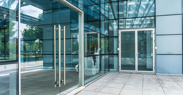 Дівчинка, яка "влетіла" у скляні двері, вважаючи, що вони відчинені, отримала 100 тисяч євро