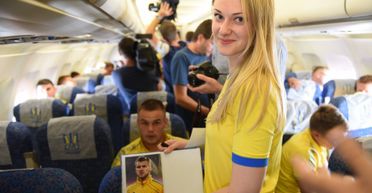 Люди на трибунах. Красивая женщина говорит о футболе