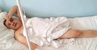 Назвали убийцей и выбросили награды: в РФ избили "ветерана" российско-украинской войны (фото)