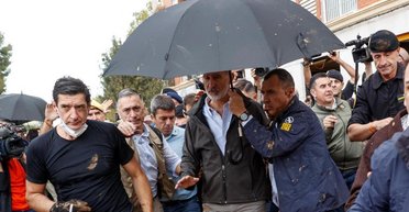 Повінь в Іспанії: короля і королеву закидали брудом і камінням (фото, відео)