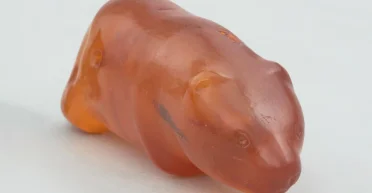 Самый страшный хищник прошлого: какие секреты скрывает 6000-летняя фигурка из янтаря