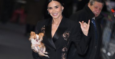 Демі Мур продемонструвала підтягнуту фігуру в мінісукні (фото)