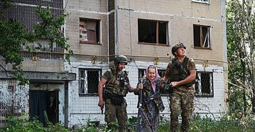 Деяких несли на руках: бійці ЗСУ під обстрілами евакуювали з підвалу мешканців Покровська (відео)