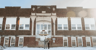 Подружжя купило 100-річну будівлю школи, не оглядаючи її, і перетворило її на свій дім