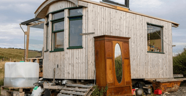 Подружжя відмовилося від маєтку заради 5-метрового трейлера без гарячої води та Wi-Fi (фото)