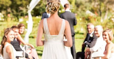 Благодарность за заботу: родители оплатили свадьбу, молодожены ответили забавным подарком (видео)