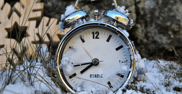 Перехід на зимовий час в Україні у 2025 році: коли відбудеться переведення годинників