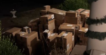 Жінка отримала понад 100 посилок від Amazon, які ніколи не замовляла (відео)