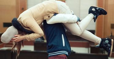 Чоловік під час суду виніс дружину на спині, щоб не дати їй оформити розлучення