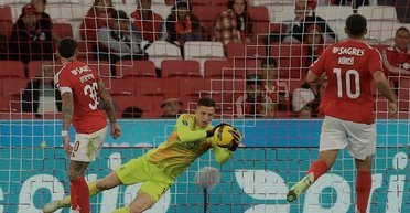 СМИ назвали украинского голкипера "Бенфики" россиянином: Трубин ответил (скриншоты)