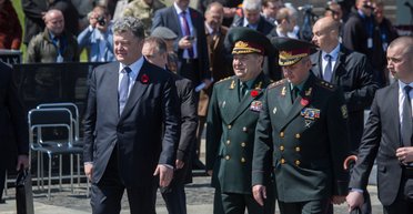 Не под елочку. Нужно ли вручать звания и ордена к праздникам и юбилеям