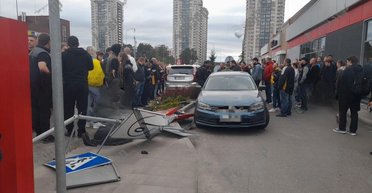 В Броварах авто влетело в пешеходов возле кафе: есть пострадавшие, среди них ребенок (видео, фото)