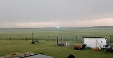 Супруги наблюдали за бурей на крыльце, а потом стали свидетелями редкого явления (видео)