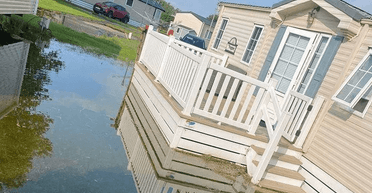 Пара зробила ремонт і "знецінила" своє житло, в якому тепер живе у воді (фото)