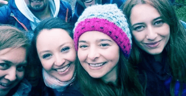 Помітили приховану деталь: друзі з жахом дивляться на селфі, яке вони зробили (фото)