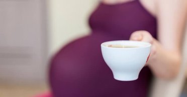 Вреден в любых количествах. Ученые советуют беременным полностью отказаться от кофе