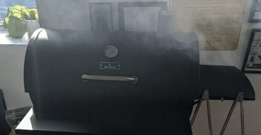 "Кондиціонер працює": чоловік вирішив приготувати шашлик просто у вітальні (фото)