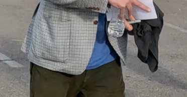 Посивілий і скуйовджений: фанати атакували Кіану Рівза дорогою на концерт