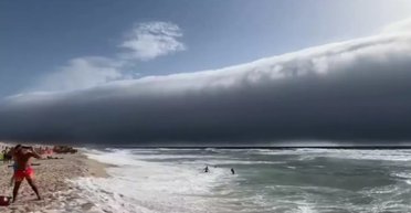 Жуткое "облако-цунами" перепугало туристов и местных жителей: что говорят специалисты (видео)