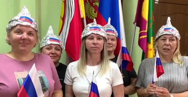 Учителя в России сделали шапочки из фольги для "защиты от спутников НАТО" (видео)