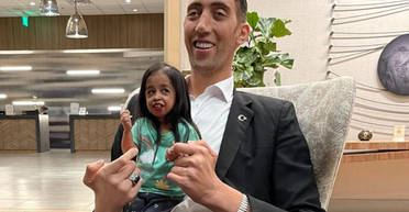 Две противоположности: самый высокий в мире мужчина встретился с самой маленькой женщиной