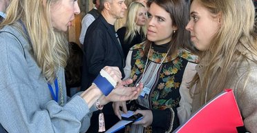 Принцеса Євгенія із сестрою вирушила до Давосу (фото)