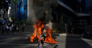 В Венесуэле начались массовые протесты оппозиции: погибли по меньшей мере два человека (фото)