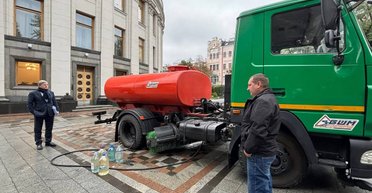 Верховна Рада теж без води: в урядовий квартал привезли біотуалети, — нардепка (фото)