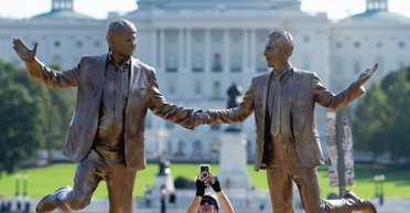 За руку с Эпштейном: перед Капитолием появилась новая статуя Трампа (видео)