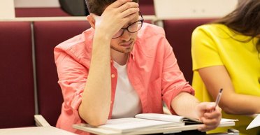 Требуют компенсацию: студенты будут судиться с учителем, потому что экзамен закончился на 90 секунд раньше