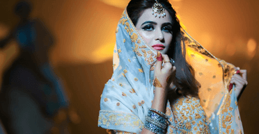 Отримав благословення: чоловік закохався в тещу і одружився з нею (відео)