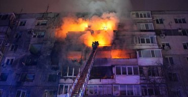Квартири вигоріли вщент: РФ під ранок вдарила "Шахедом" по багатоповерхівці Запоріжжя (фото, відео)