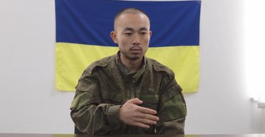 "Здесь безопаснее": пленный китайский солдат не хочет возвращаться в РФ (видео)