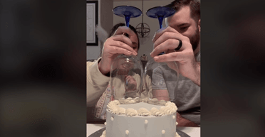 Незграбна помилка кондитерської змусила плакати вагітну жінку перед тортом (відео)