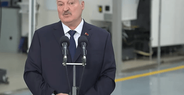 "Лопата в руки і чистити сніг": Лукашенко пояснив жінкам, як вберегти красу та молодість (відео)