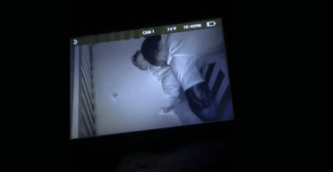 "Боже мій": реакція дитини на прихід тата підкорила мільйони глядачів (відео)